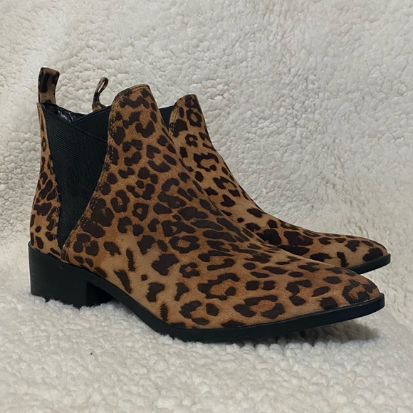 Leopard pointed toe elastic side ankle boots - Picture 2 of 11